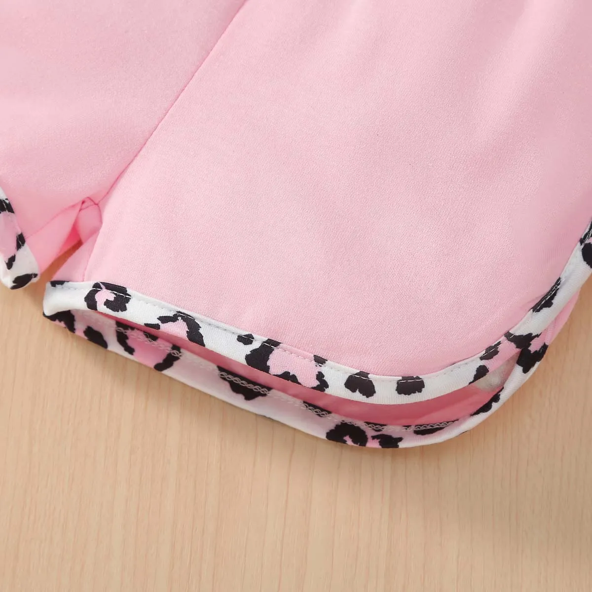 3pcs Baby Girl Leopard Pattern Ruffled Top & Shorts & Headband Set  Pink image 3
