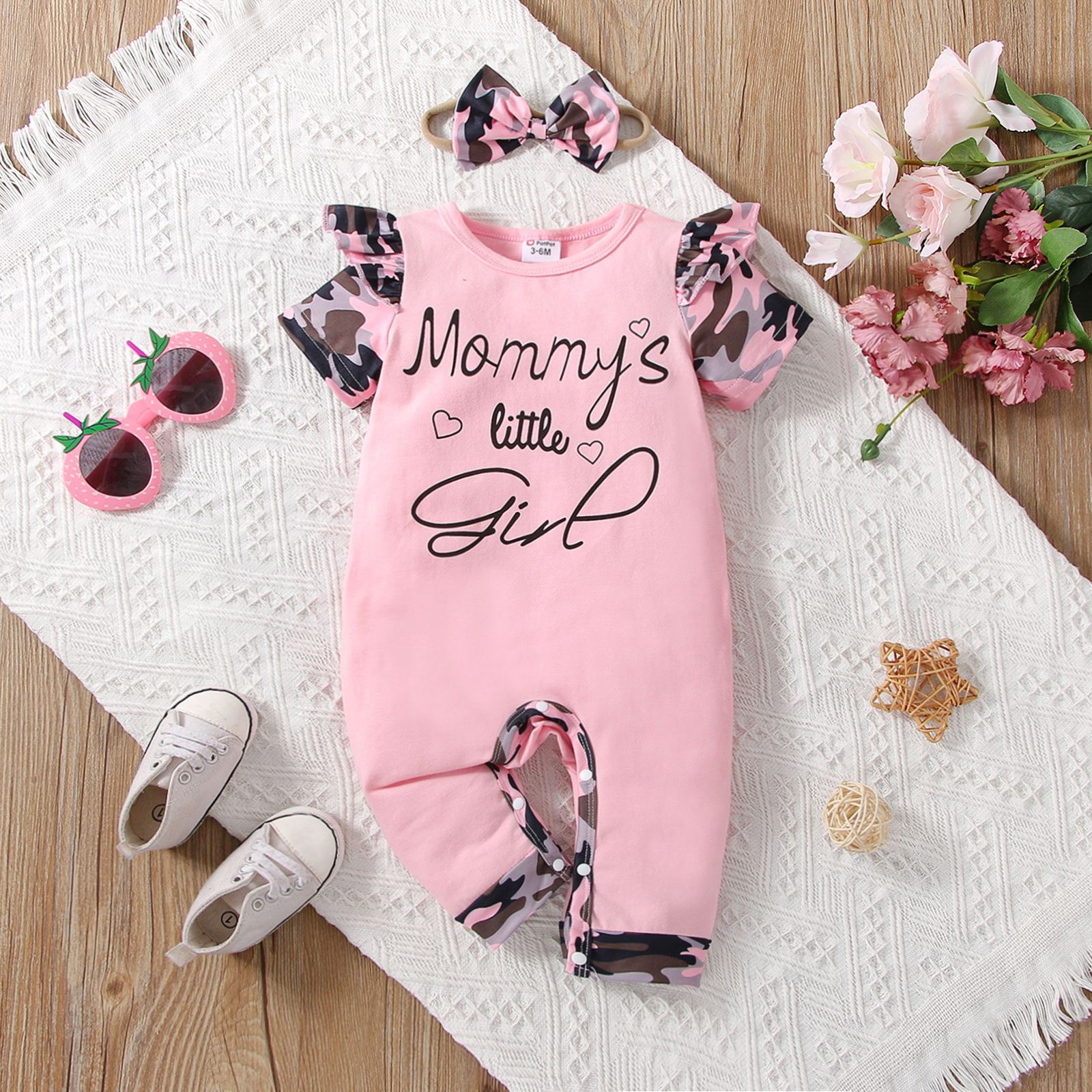 

2pcs Baby Girl 95% Cotton Camouflage Print Ruffle Short-sleeve Letter Graphic Jumpsuit & Headband Set