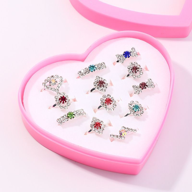 12 件裝水鑽寶石戒指兒童珠寶戒指套裝帶女孩心形展示盒（隨機圖案）