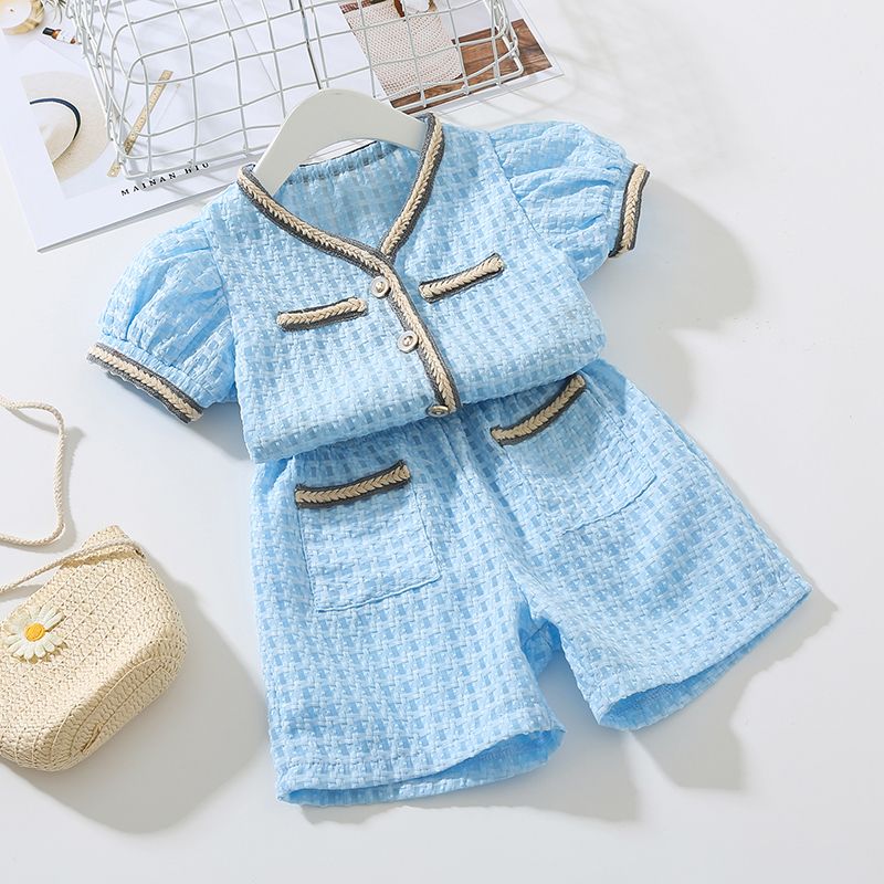 

2pcs Toddler Girl Tweed Textured Button Design Short-sleeve Blouse and Elasticized Pocket Design Shorts Set