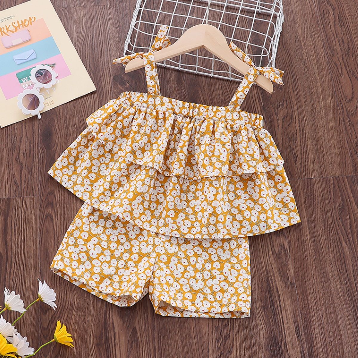 

2pcs Toddler Girl Floral Print Bowknot Design Layered Camisole and Shorts Set