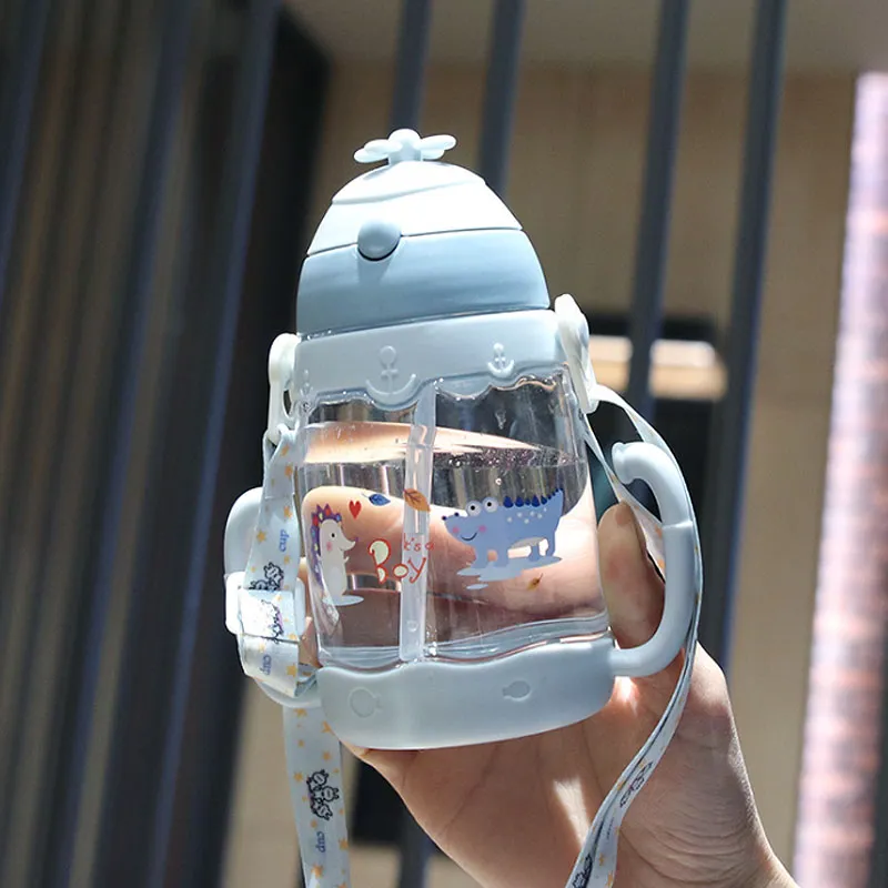 Botella de agua con pajita de 450ml/15,22 oz, botella de agua con báscula, botella de agua con pajita portátil de dibujos animados, con cordón (gráfico aleatorio) Azul Claro big image 1