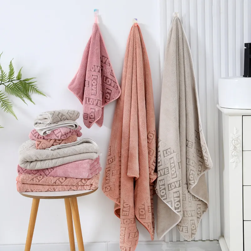 Grosso Coral Fleece toalhas de banho Carta oco para fora Toalhas absorventes macias Cobertores de banho Rosa Claro big image 1