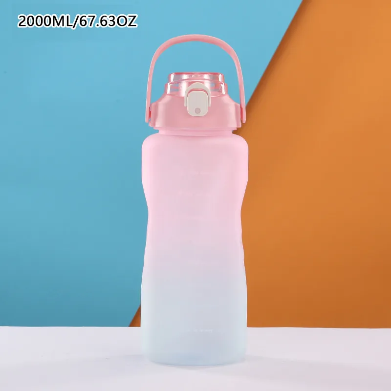Garrafa de água de palha fosca gradiente de 2000 ml/67,64 oz garrafa de esportes para adultos de grande capacidade copo de água portátil ao ar livre Rosa big image 1