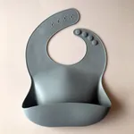 Babadores de bebê de silicone com bolso coletor de comida de grande capacidade à prova d'água ajustável portátil macio dobrável babador Cinza Azulado