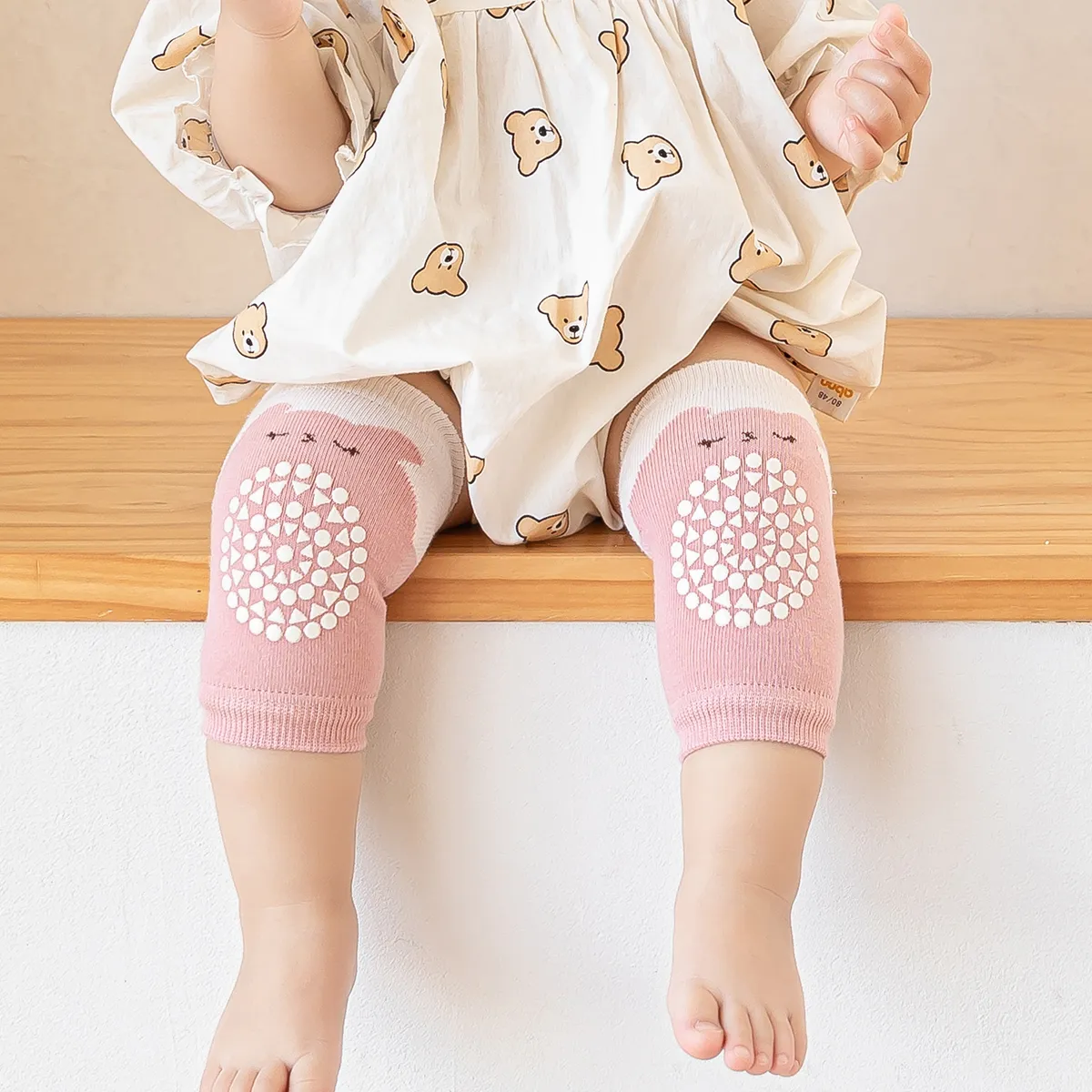 Baby Crawling Dispensing Animal Pattern Non-slip Eyelet Breathable Knee Pads Pink image 2