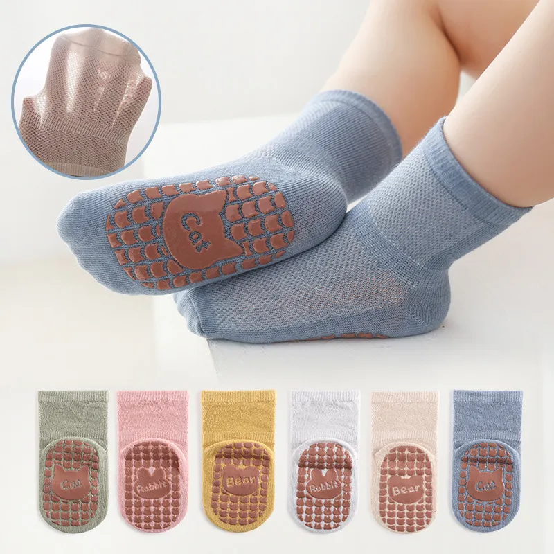 3 Pairs Baby/Toddler Bear Pattern Adhesive Anti-slip Mid-calf Socks big image 2