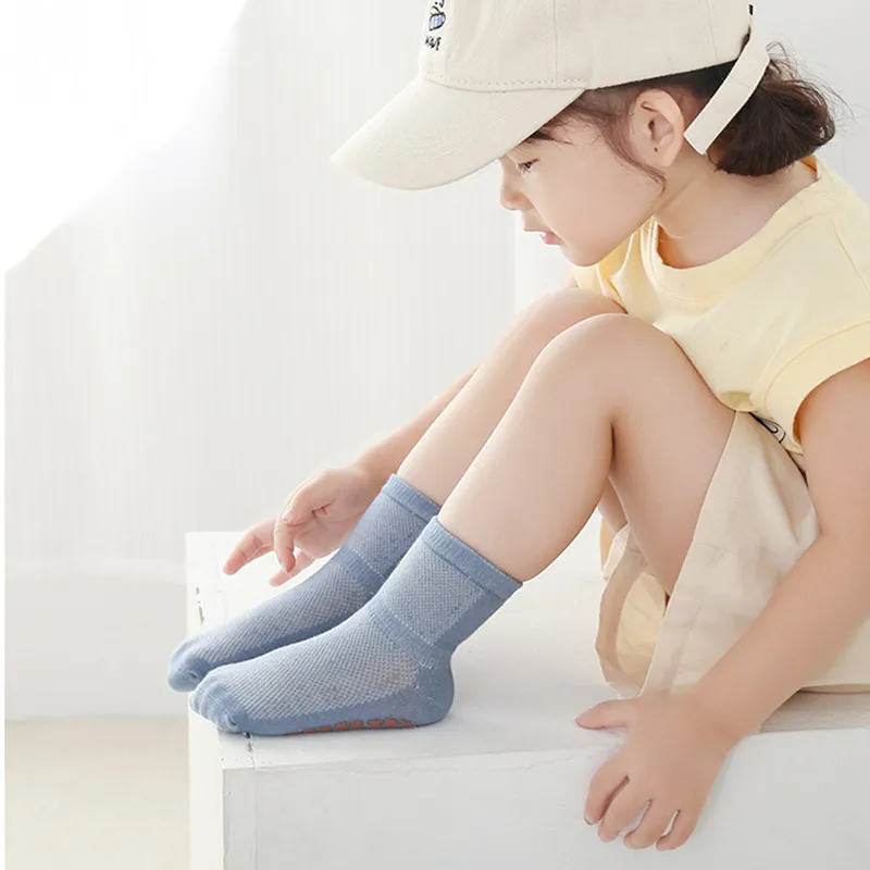 3 Pairs Baby/Toddler Bear Pattern Adhesive Anti-slip Mid-calf Socks big image 3