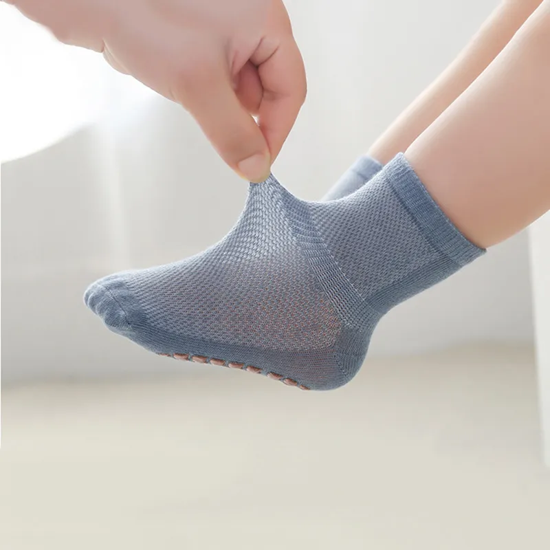 3 Pairs Baby/Toddler Bear Pattern Adhesive Anti-slip Mid-calf Socks big image 4