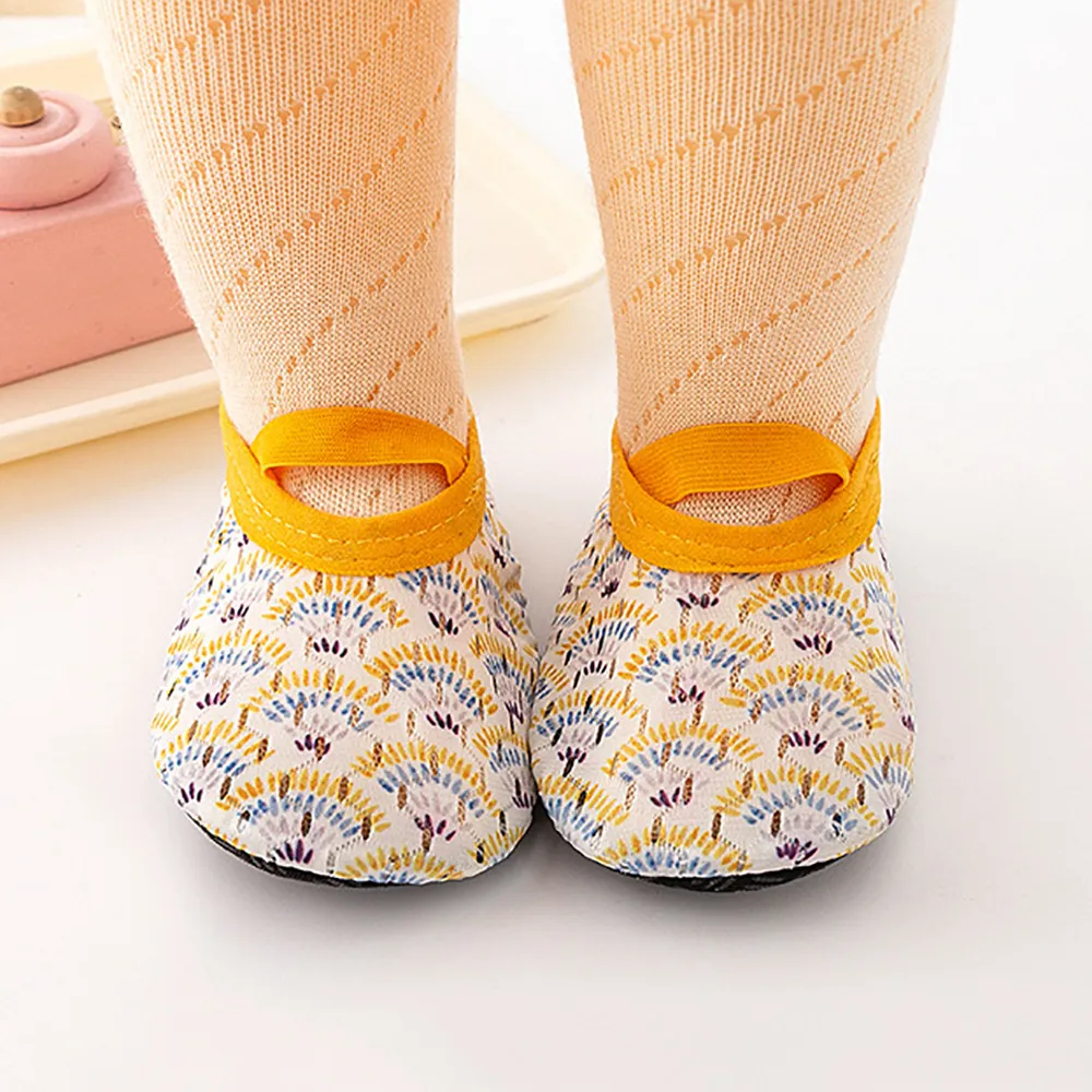 

Children's anti-skid floor socks made of cotton material with starry moon cloud pattern