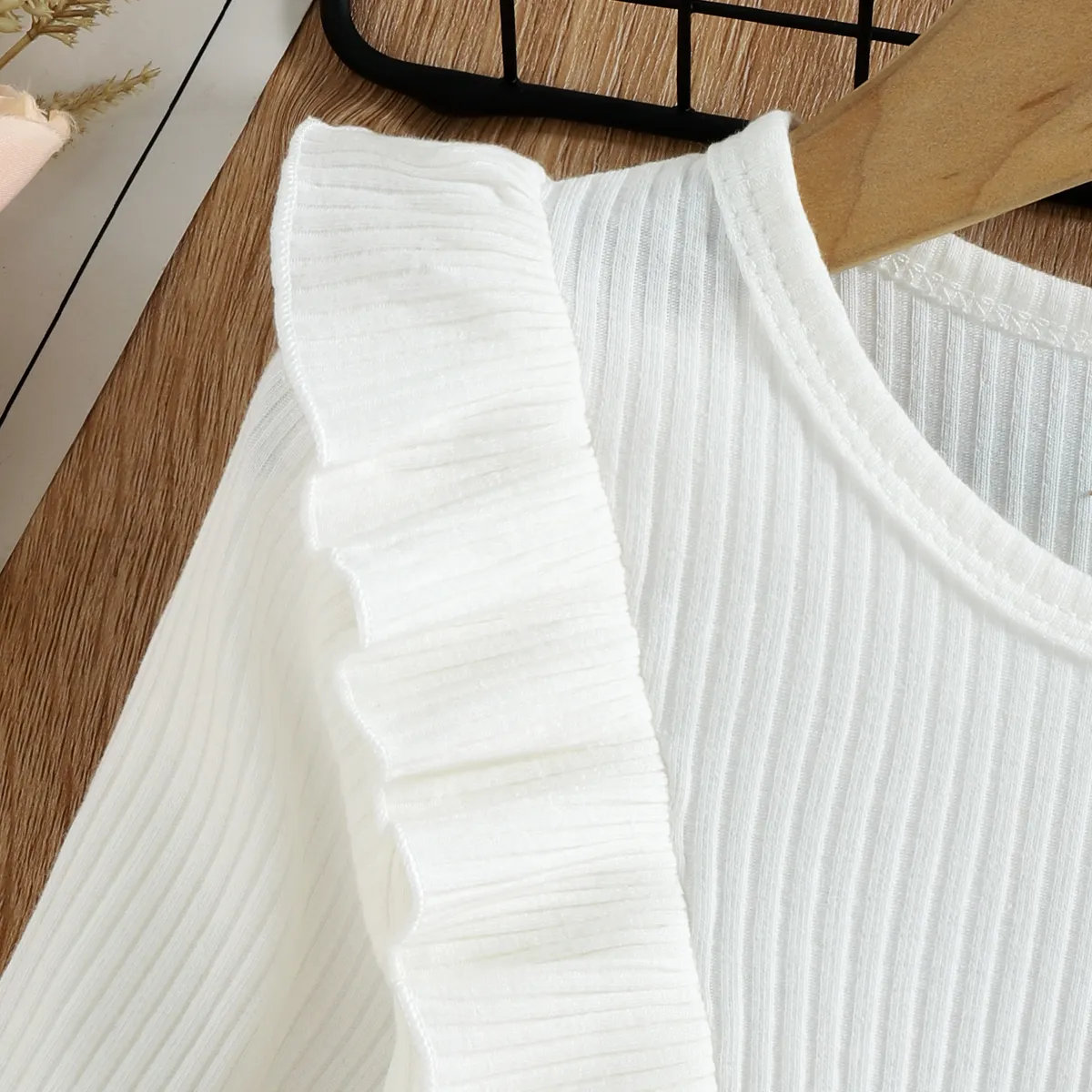 طقم تنورة سروال قصير بتصميم عصري مكون من قطعتين من تي شيرت مكشكش وأزرار أبيض big image 1
