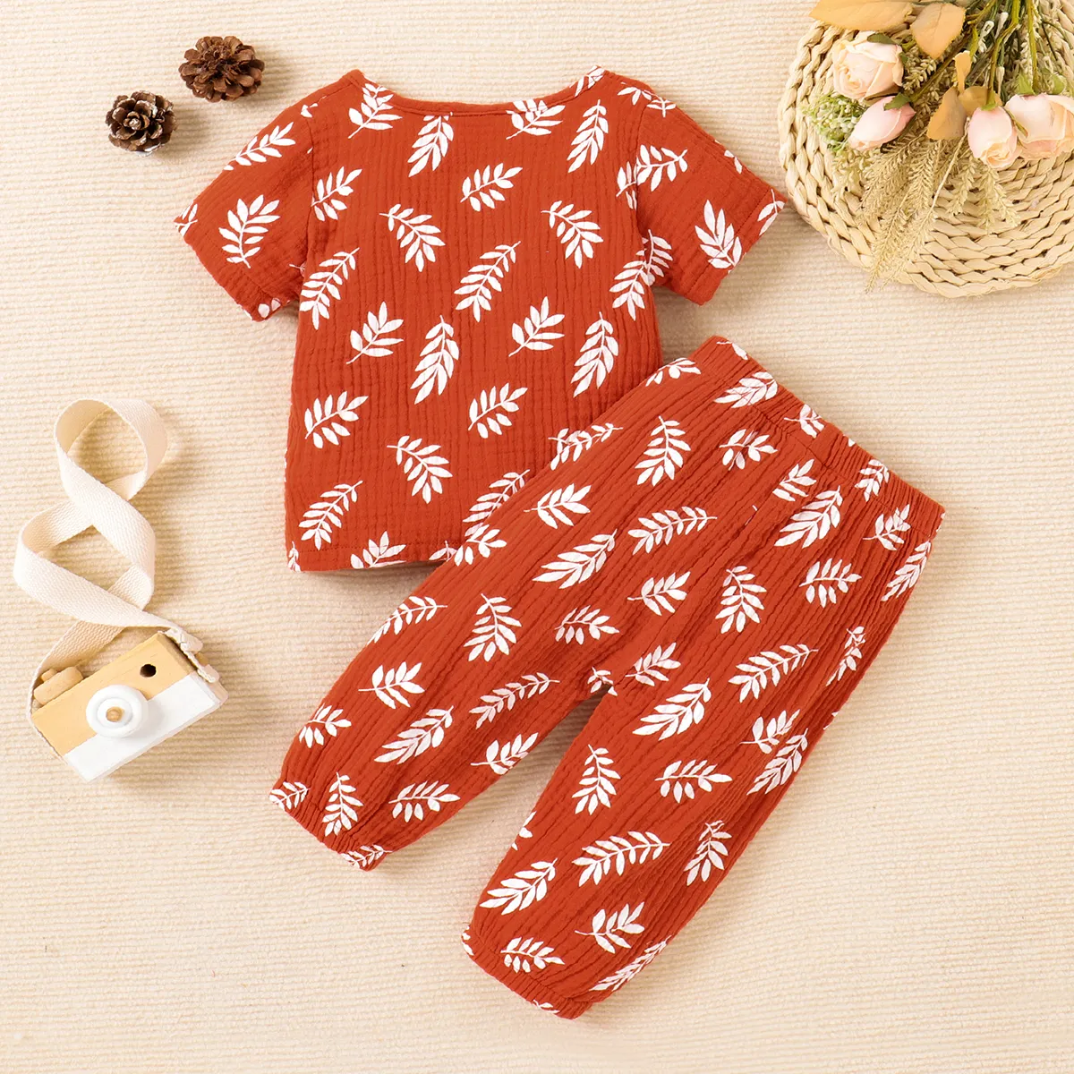 2pcs Baby Girl/Boy 95% Cotton Palm Leaf Print Short-sleeve Top and Pants Set  Brown image 2