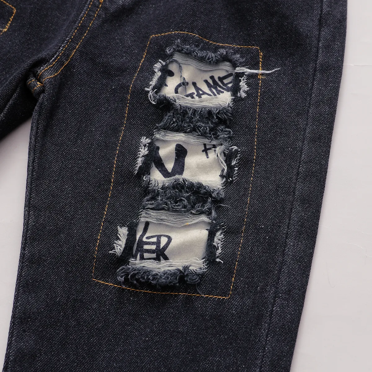 2pcs Baby Boy 95% Cotton Denim Ripped Jeans and All Over Graffiti Letter Print Long-sleeve Hoodie Set  image 6