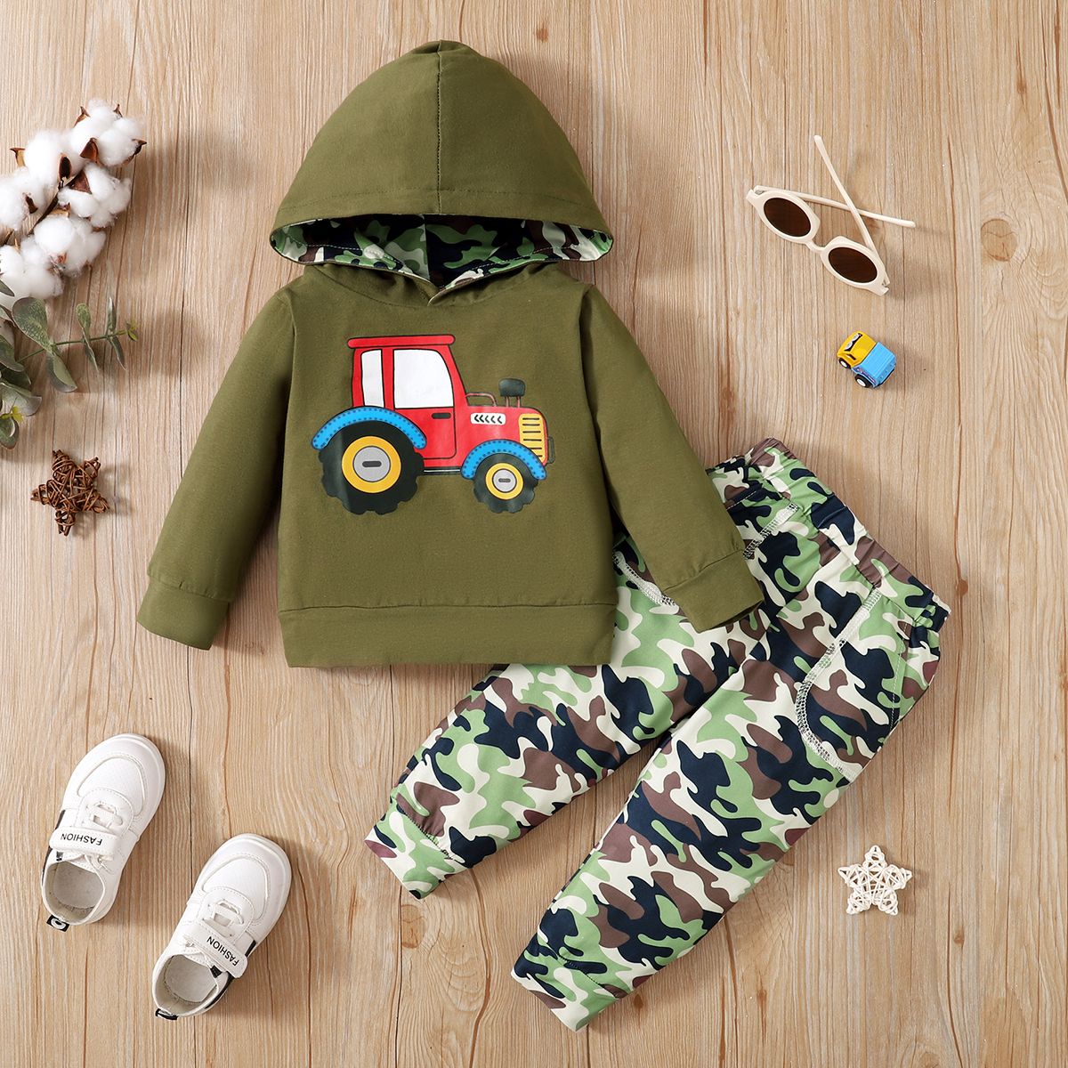 

2pcs Toddler Boy Trendy Vehicle Print Hoodie Sweatshirt and Camouflage Print Pants Set