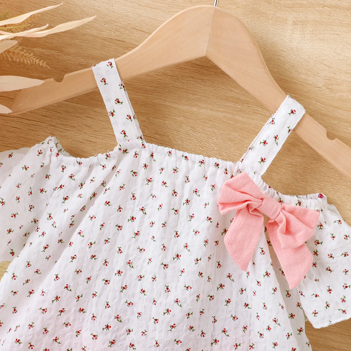 2pcs Toddler Girl Bow Decor Allover Floral Print Strappy Short-sleeve Top and 100% Cotton Solid Pockets Shorts Set Pink image 4