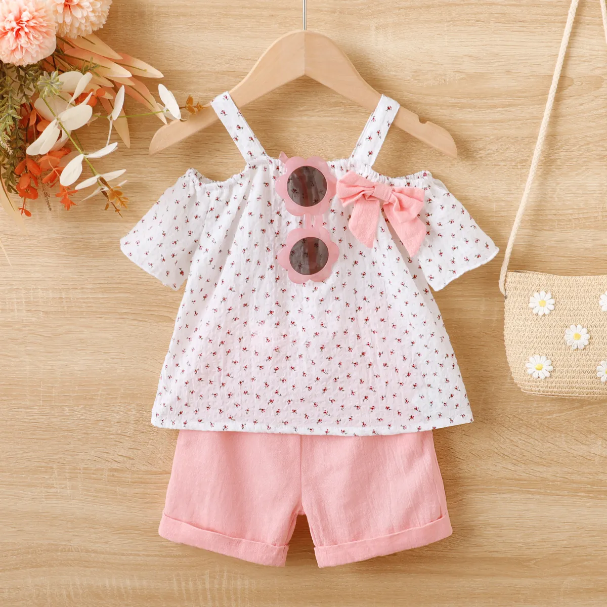 2pcs Toddler Girl Bow Decor Allover Floral Print Strappy Short-sleeve Top Et 100% Coton Solid Pockets Shorts Set