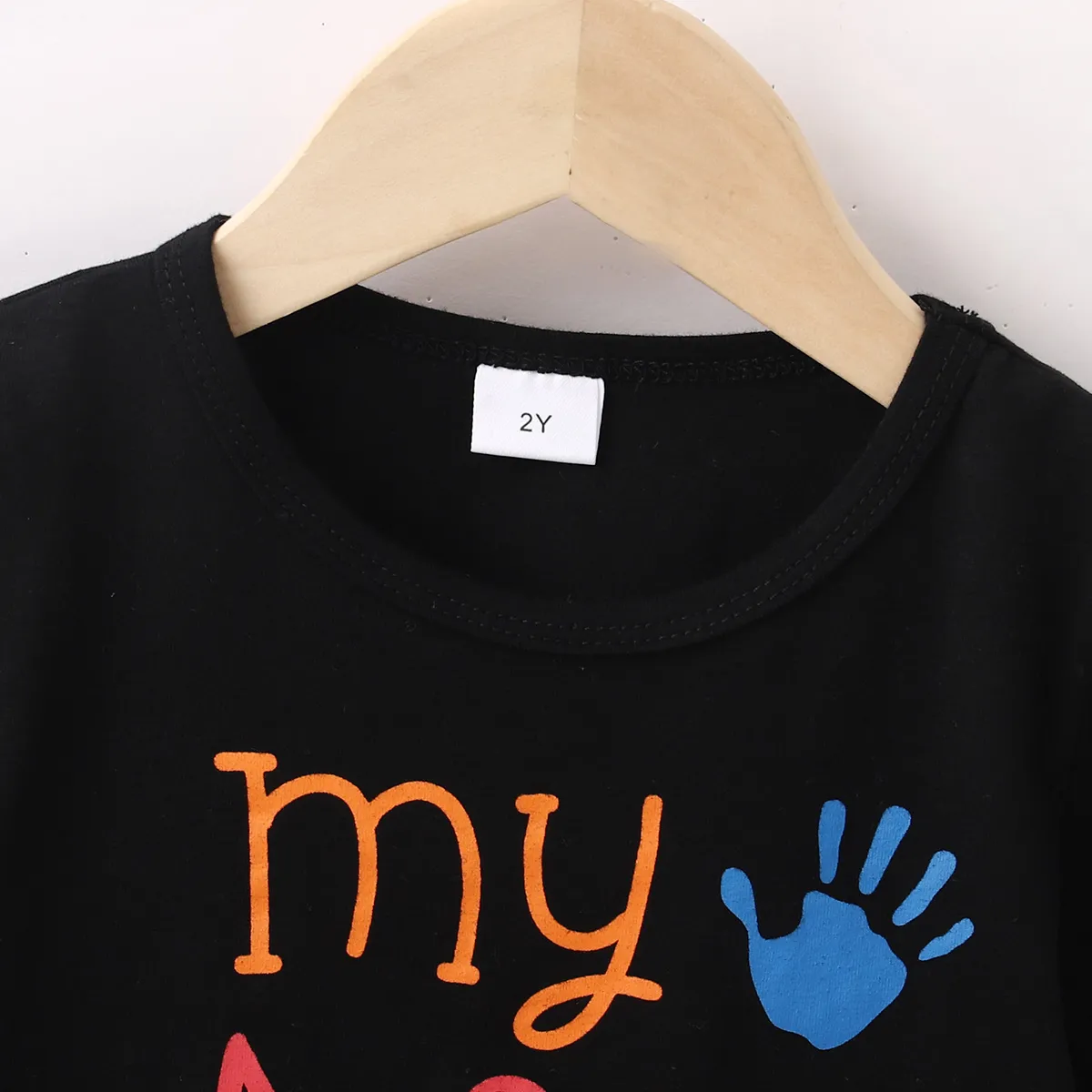 2pcs Toddler Boy 95% Cotton Letters Print Short-sleeve Tee and Ripped Pockets Jeans Set Black image 3