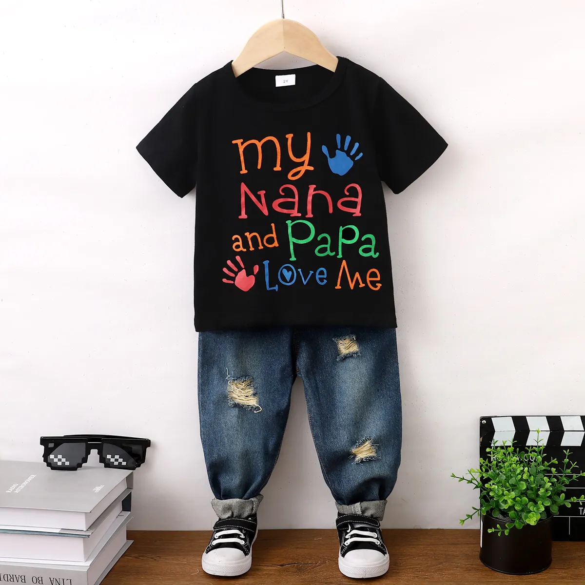 2pcs Toddler Boy 95% Cotton Letters Print Short-sleeve Tee and Ripped Pockets Jeans Set Black big image 1