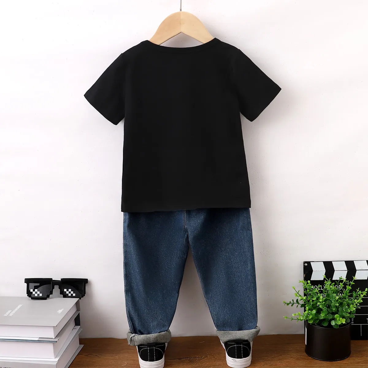 2pcs Toddler Boy 95% Cotton Letters Print Short-sleeve Tee and Ripped Pockets Jeans Set Black image 2