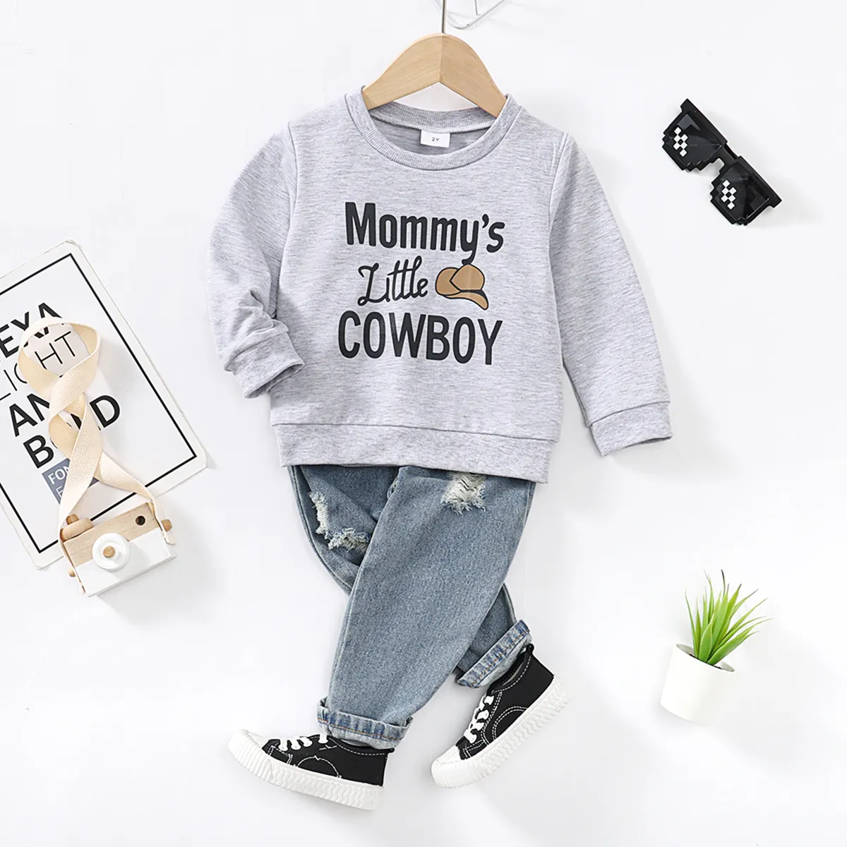 2pcs Toddler Boy Letter Print Pullover Sweatshirt and Ripped Jeans Set