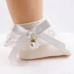 Bebé / niña pequeña Bow Decor Lace Design Pearl Decor Socks Lechoso