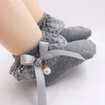 Bebé / niña pequeña Bow Decor Lace Design Pearl Decor Socks Gris