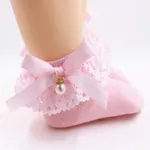 Bebé / niña pequeña Bow Decor Lace Design Pearl Decor Socks Rosado