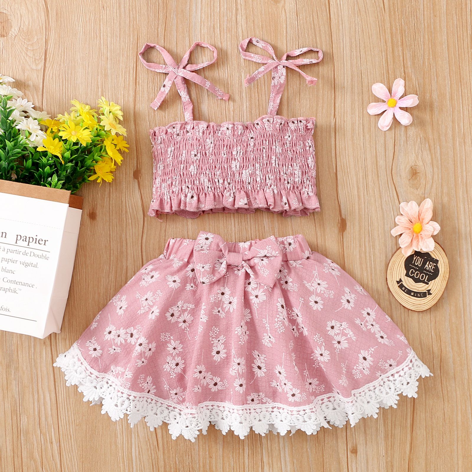 

2pcs Baby Girl Floral Print Spaghetti Strap Shirred Crop Top and Bowknot Skirt Set