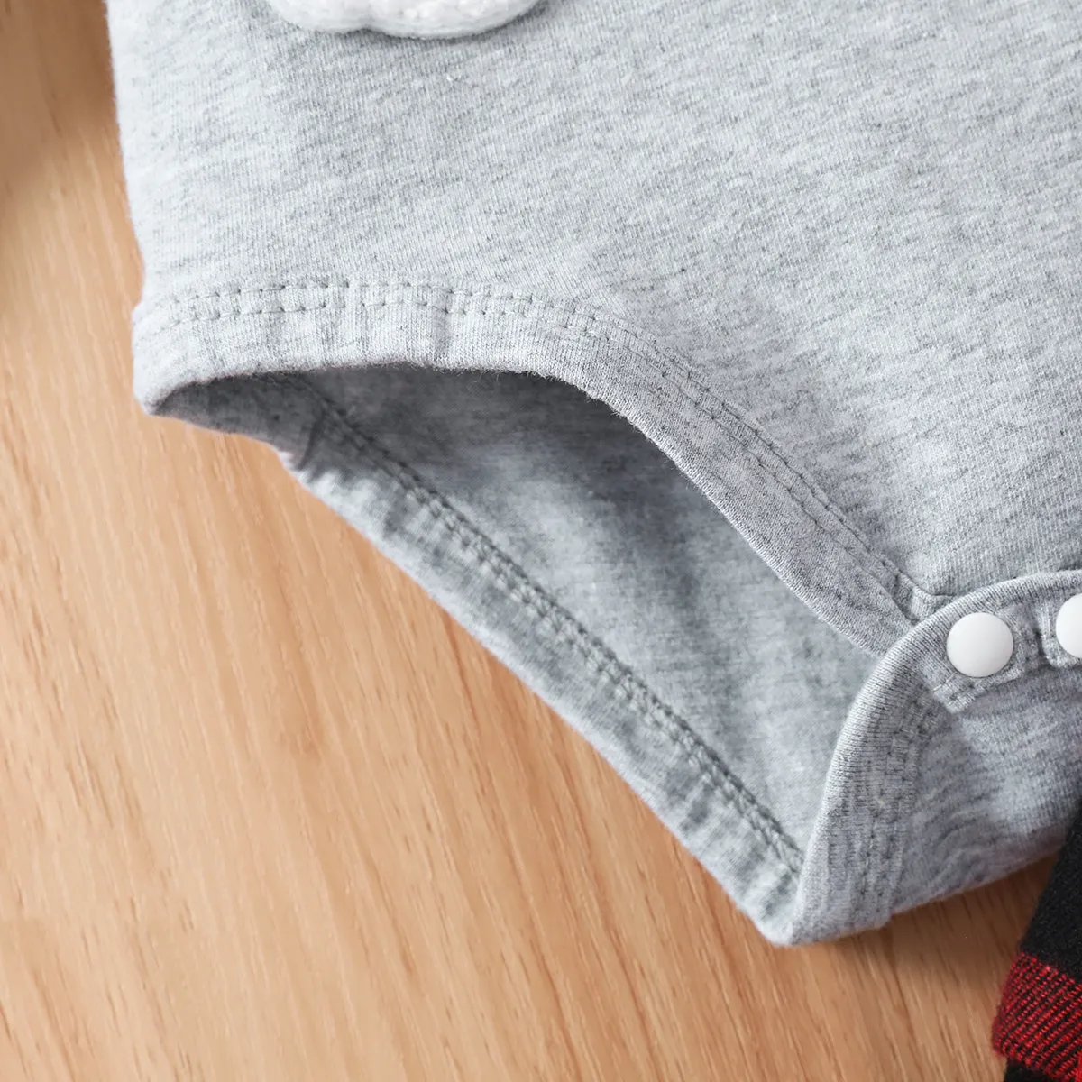 Christmas 3pcs Baby Boy 95% Cotton Long-sleeve Santa Badge Bow Tie Romper and Red Plaid Pants with Hat Set Red image 6