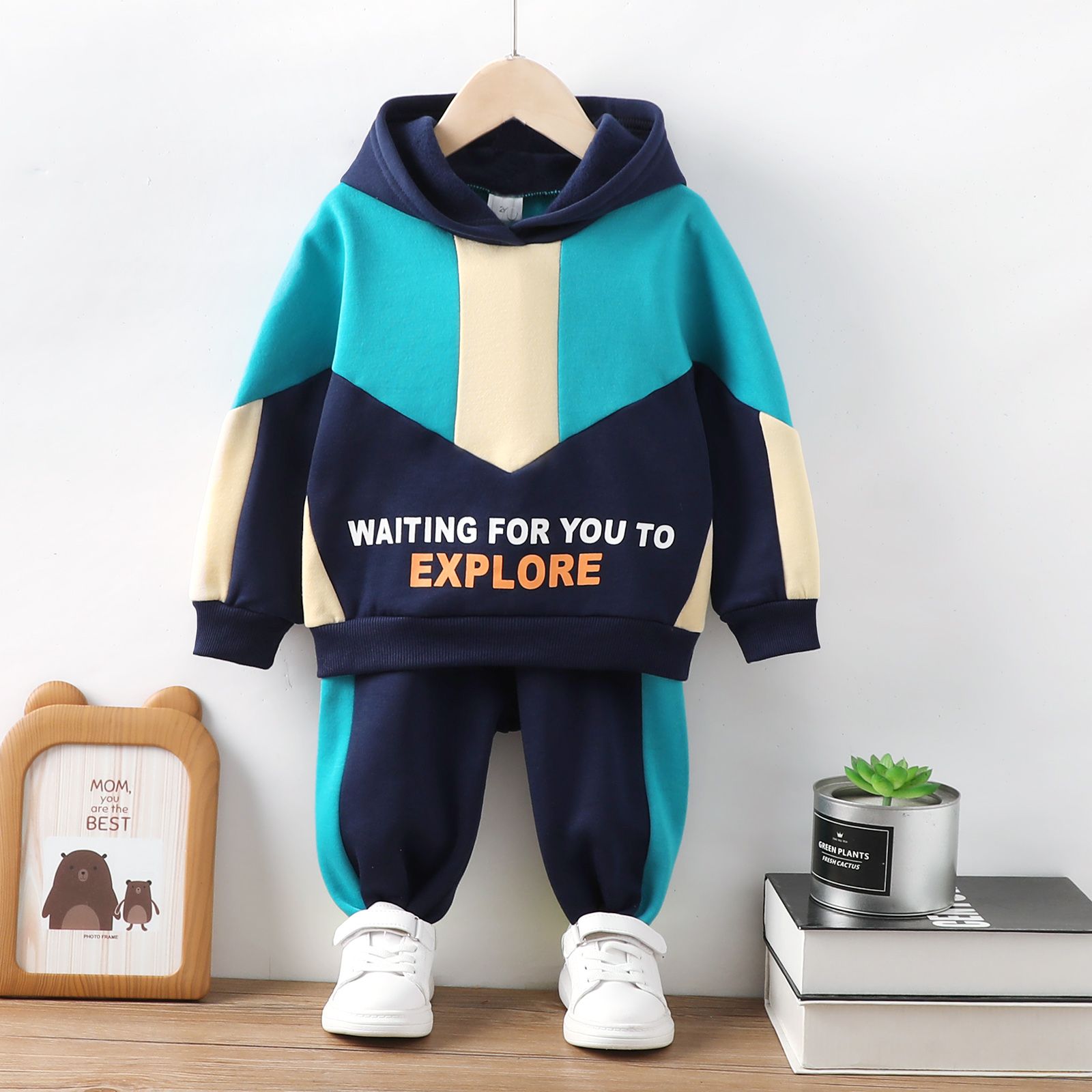 

2pcs Toddler Boy Trendy Letter Print Colorblock Hoodie Sweatshirt and Pants Set