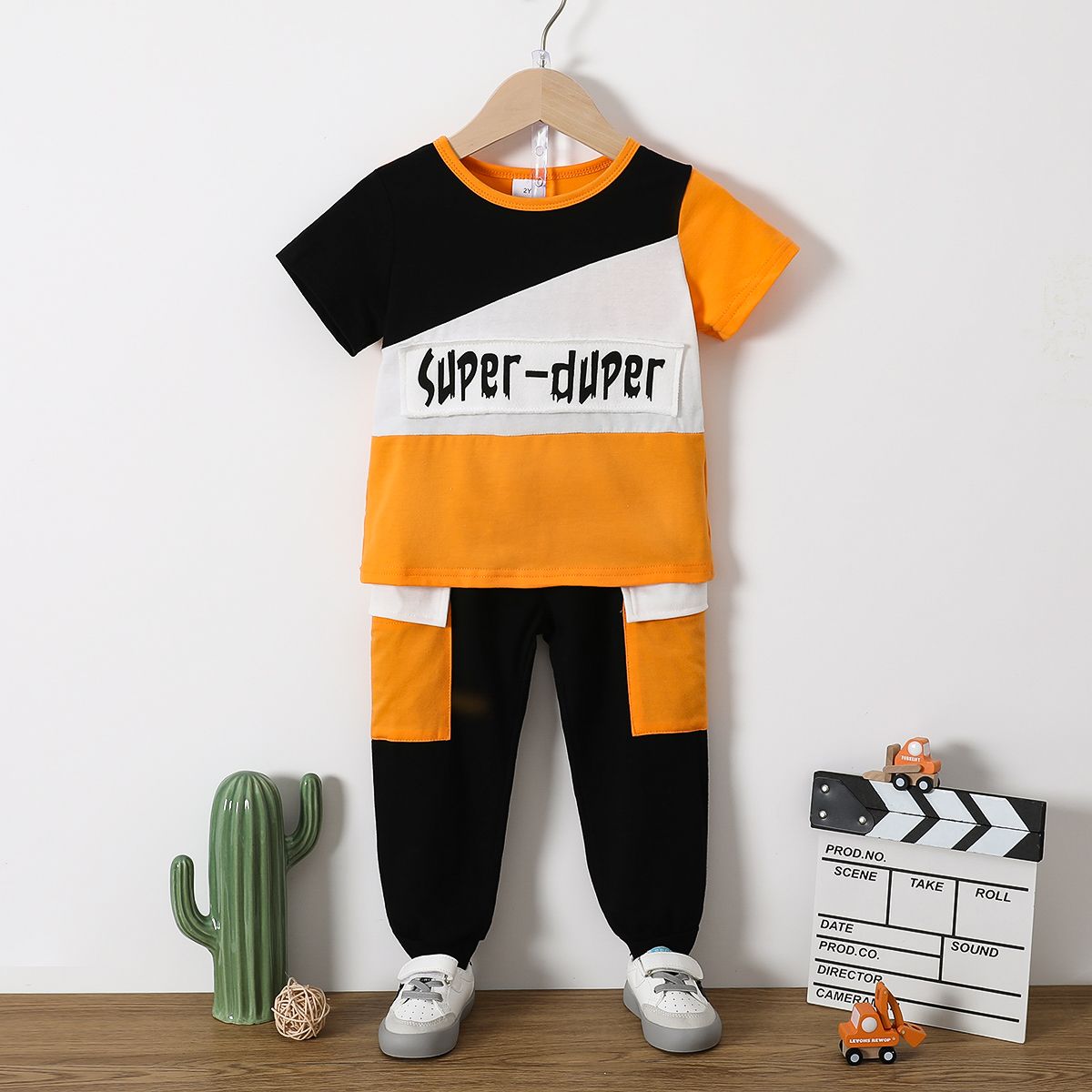 

2pcs Toddler Boy Trendy Letter Print Colorblock Tee and Pants Set