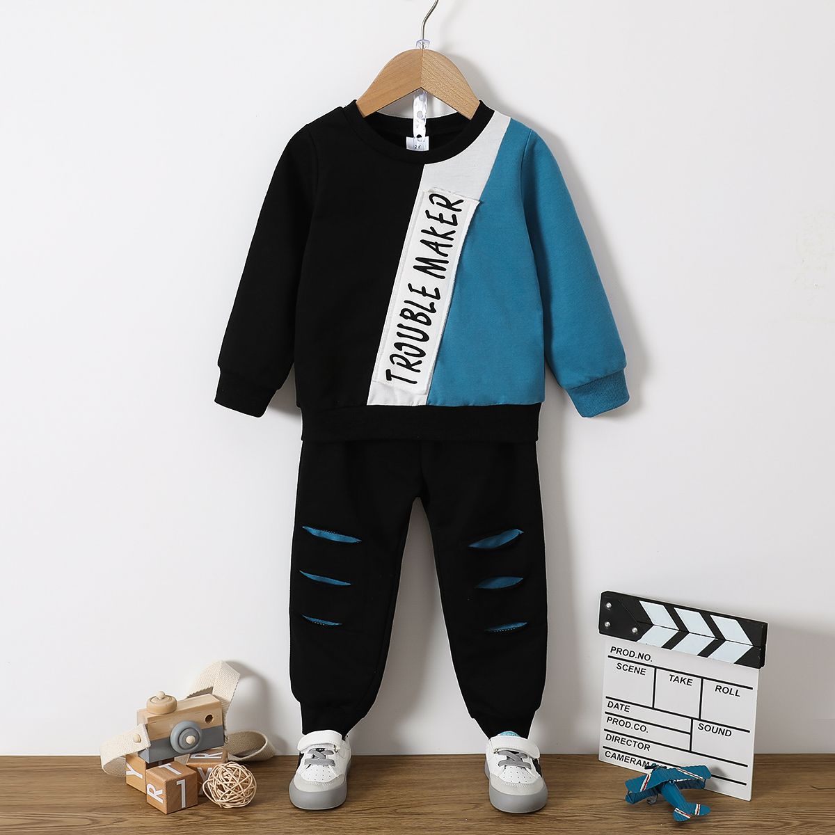 2pcs Toddler Boy Trendy Letter Print Colorblock Sweatshirt And Ripped Pants Set
