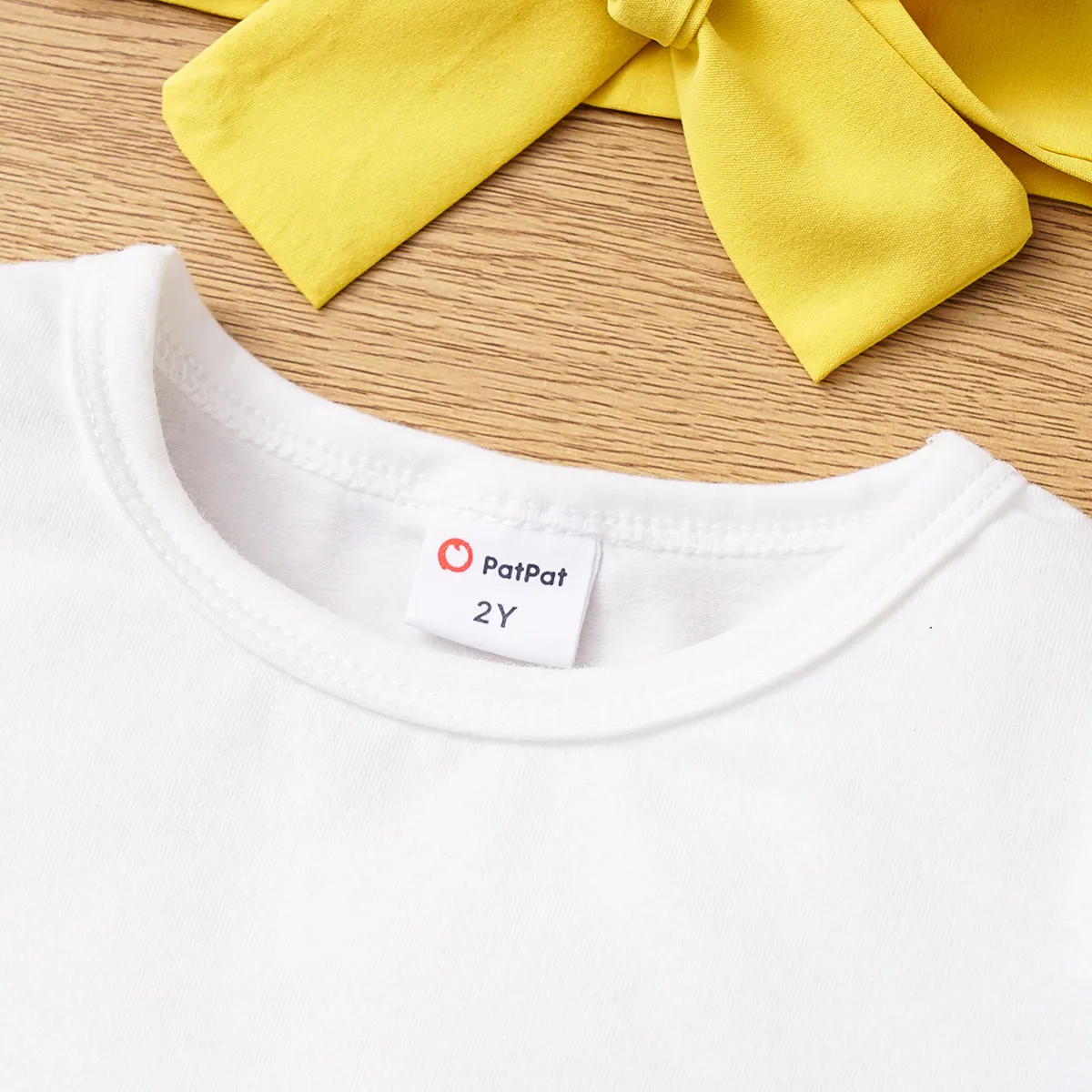 3pcs Toddler Girl 95% Cotton Ruffle Solid Short-sleeve Tee and Giraffe Pattern Strappy Pocket Overalls & Headband Set  image 5