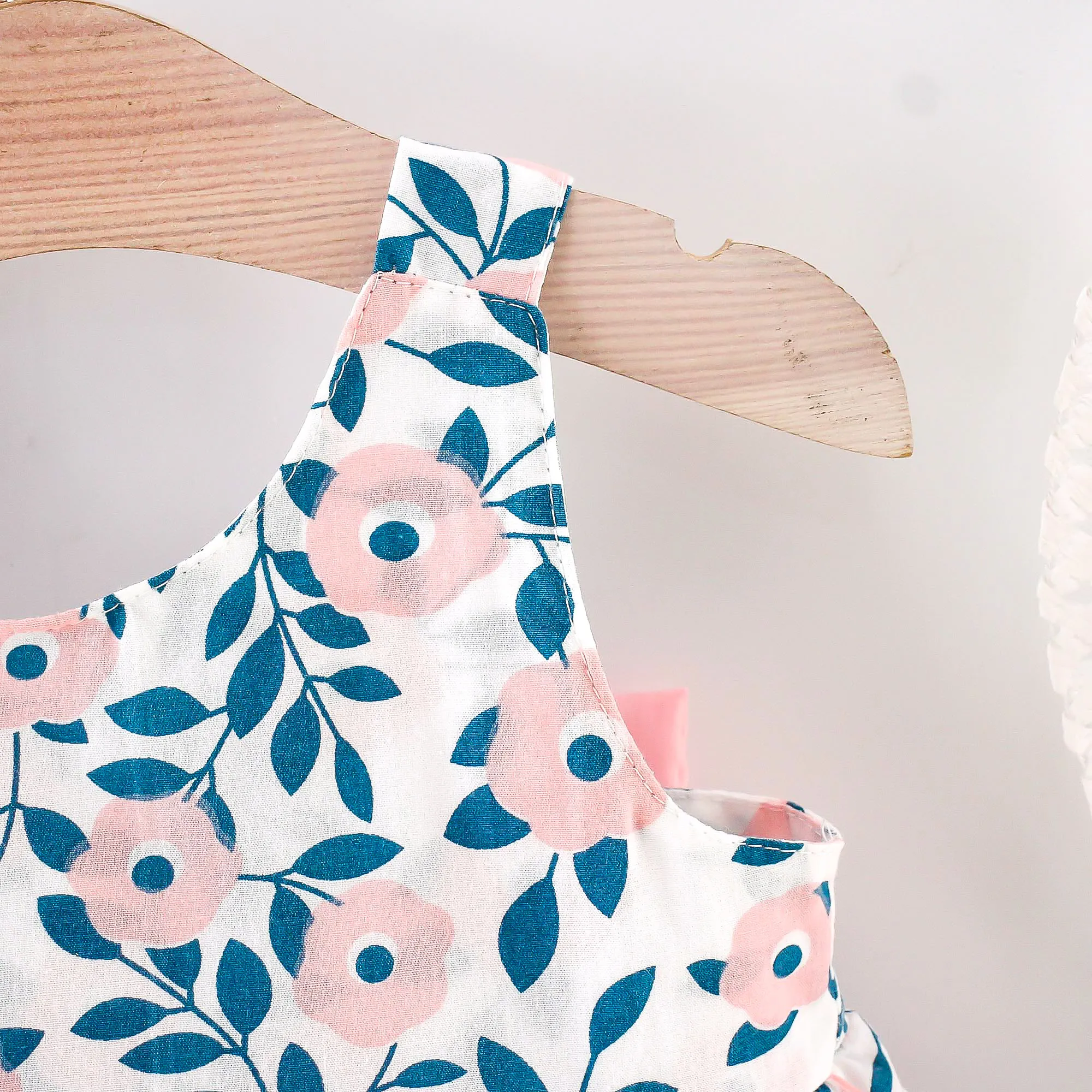 2pcs Floral Print Bowknot Sleeveless Baby Dress & Hat Set  image 4