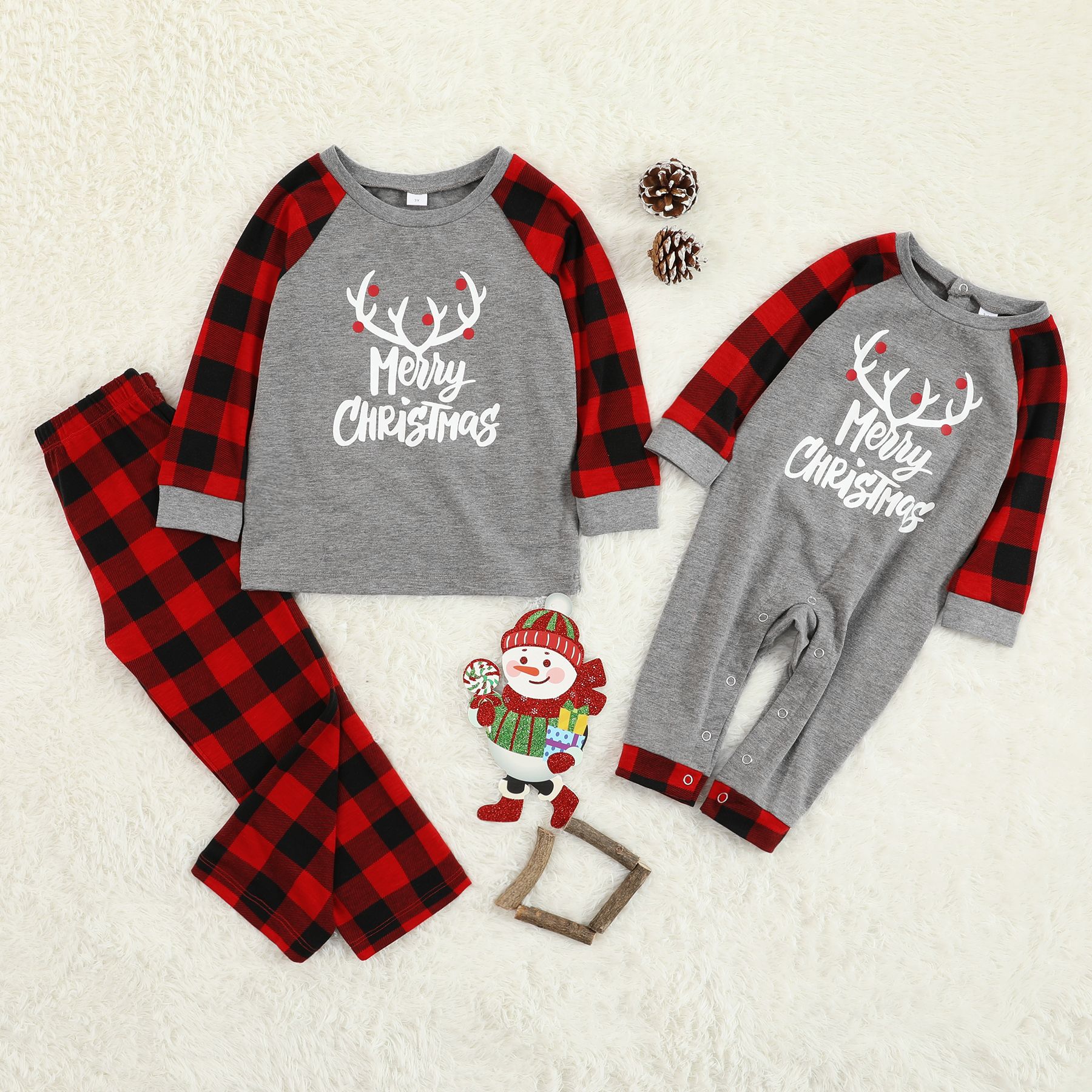 

Merry Christmas Antler Letter Print Plaid Design Family Matching Pajamas Sets