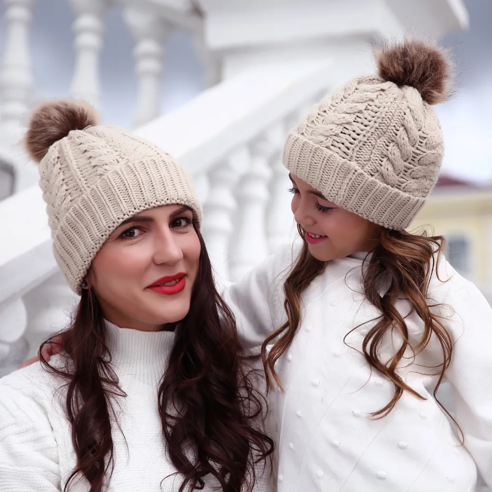 Chapeaux tricotés avec boule de poils  pour Mère et Enfant Beige big image 1