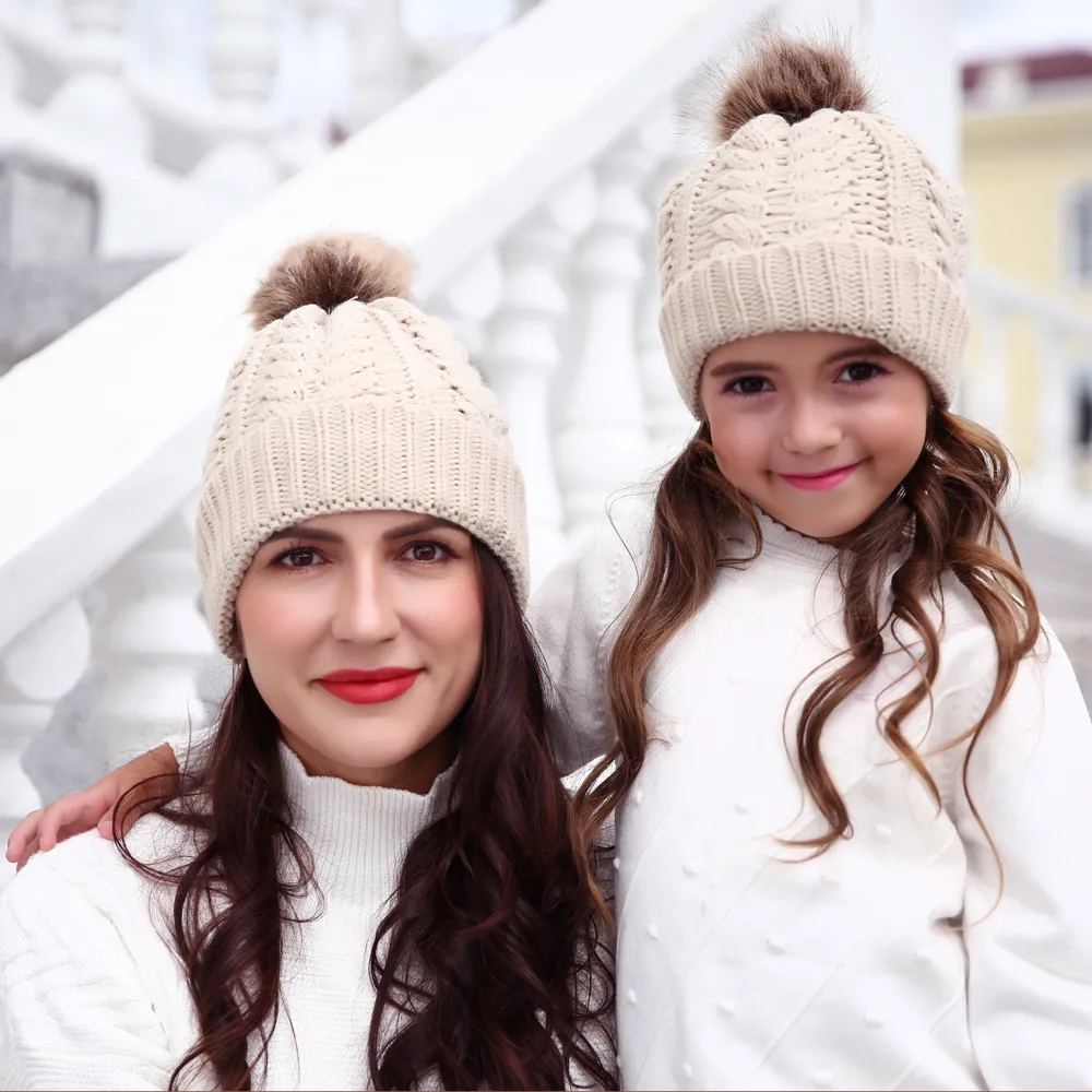 Chapeaux tricotés avec boule de poils  pour Mère et Enfant Beige big image 1