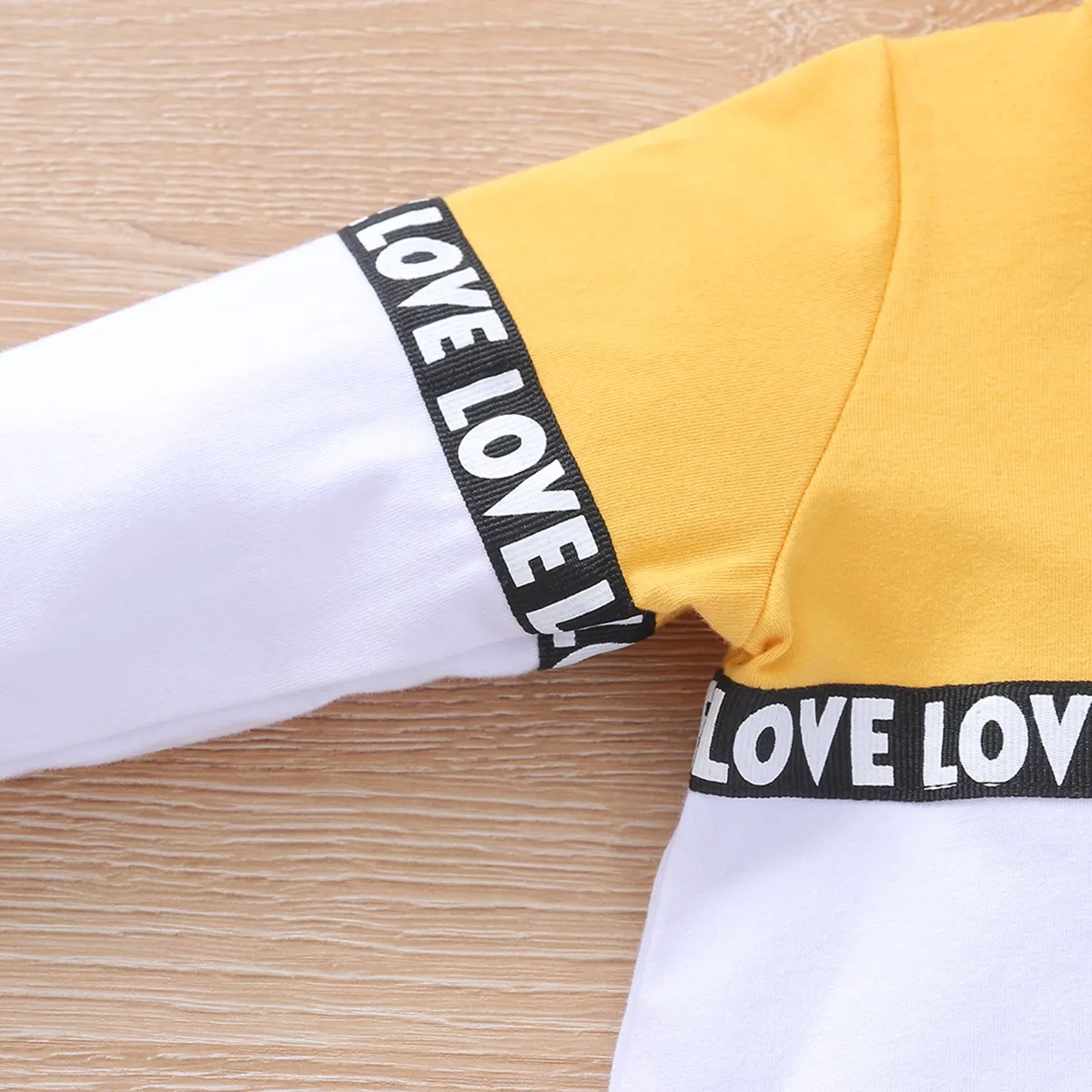 2pcs Letter Print Splice Color Block Hooded Long-sleeve Baby Set Yellow big image 1
