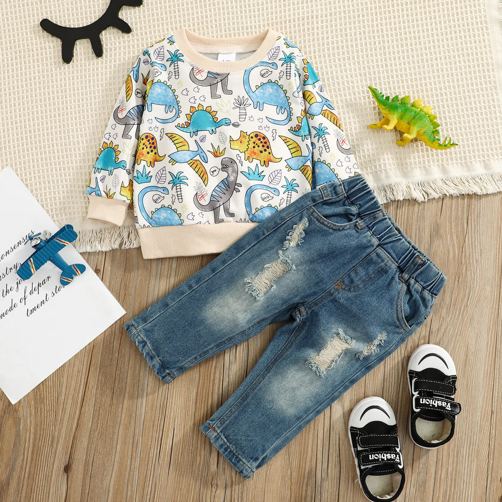 2pcs Baby All Over Dinosaur Print Long-sleeve Pullover and Ripped Jeans Set  big image 1