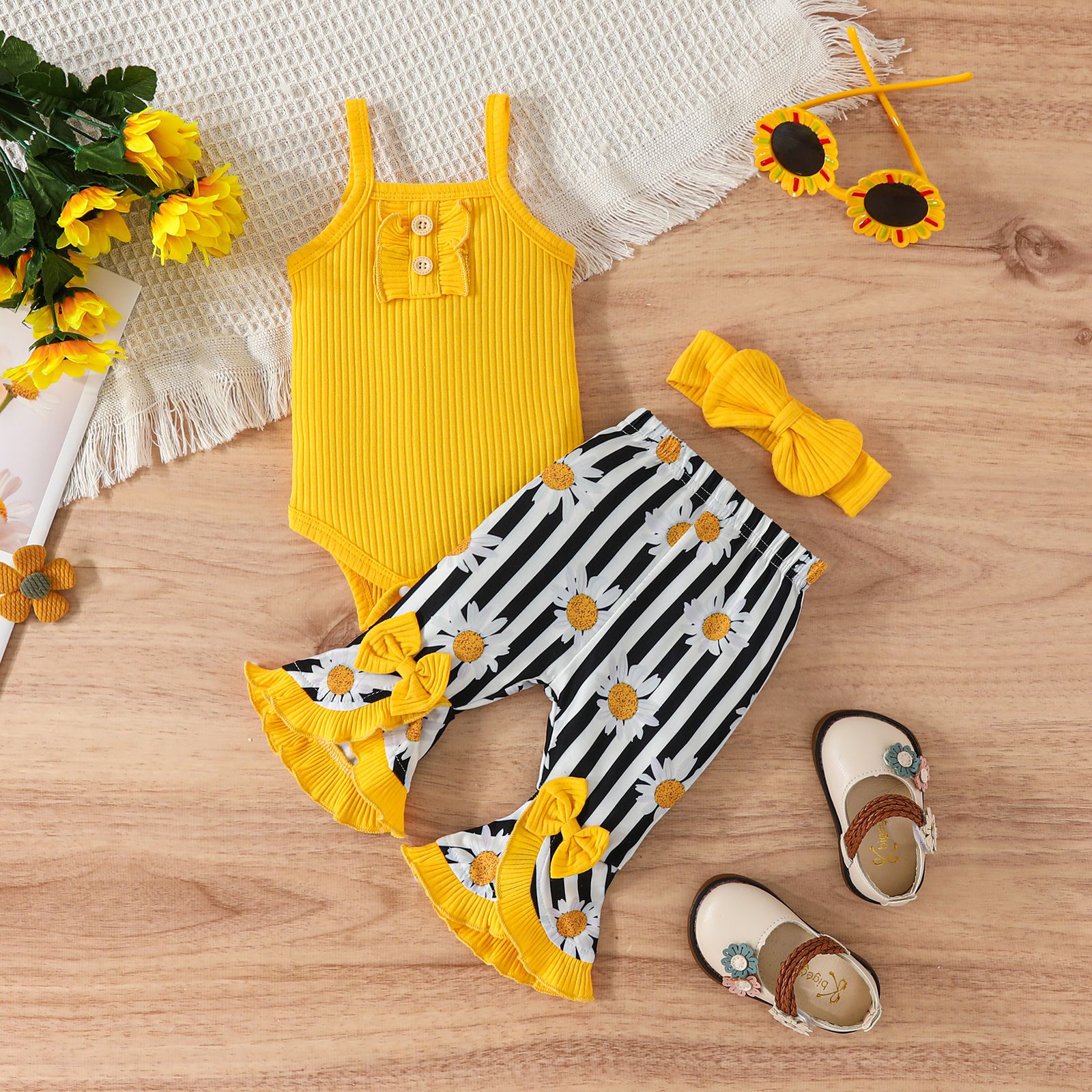 3pcs Baby Girl Yellow Ruffle Trim Rib-knit Cami Bodysuit & Daisy Striped Print Pantalon évasé & Ensemble De Bandeau