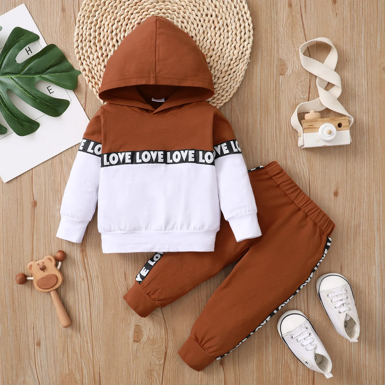 2pcs Letter Print Splice Color Block Hooded Long-sleeve Baby Set Brown