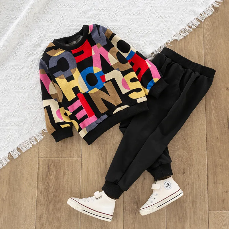 2 قطعة إلكتروني صغير فتاة / فتى طباعة colorblock السترة وelasticized جيب سوداء مجموعة السراويل بنى