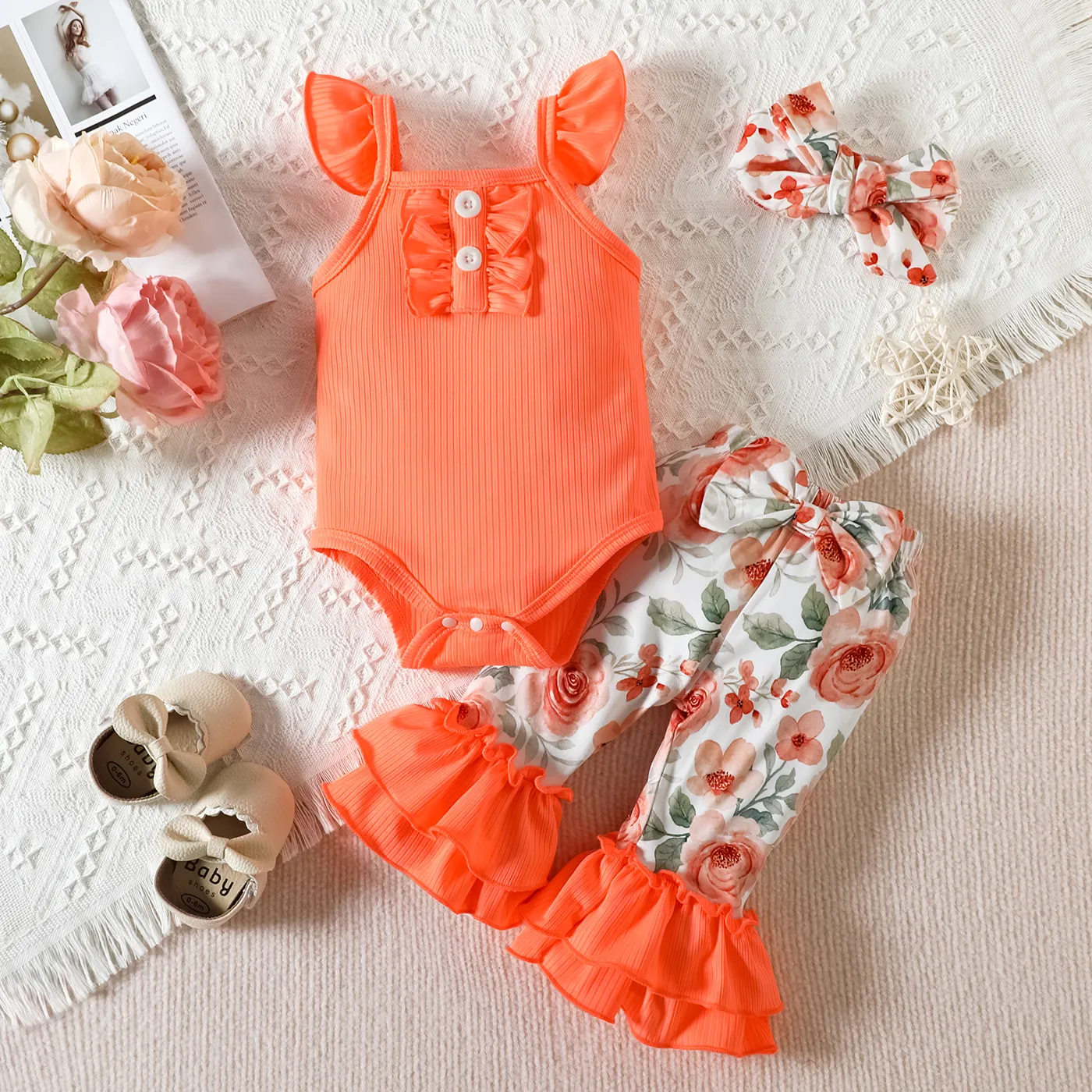 3pcs Baby Girl Solid Ribbed Flutter-sleeve Romper and Floral Print Bow Decor Layered Ruffle Trim Fla