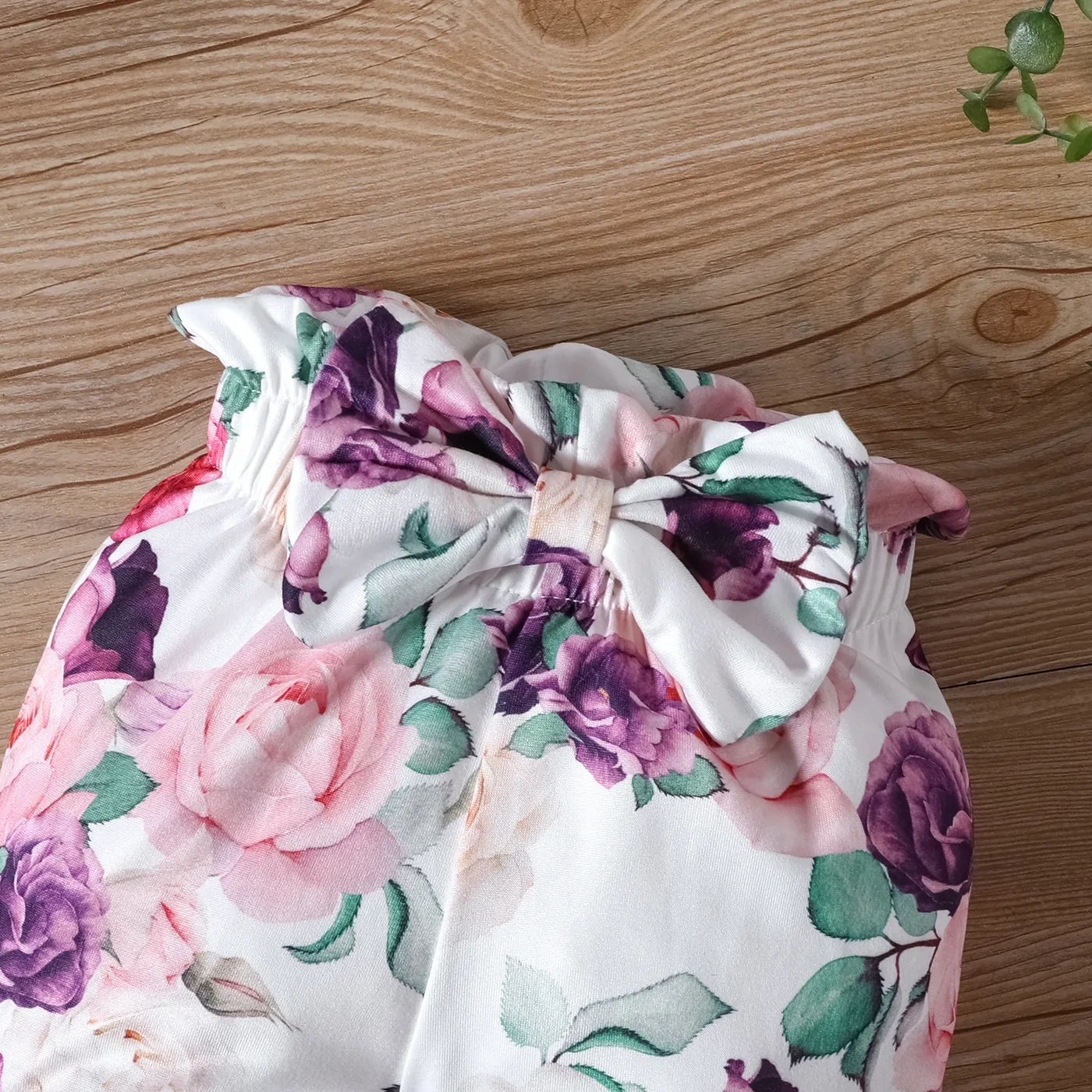 2pcs Baby Girl Letters Print Ruffle Long-sleeve Romper and Allover Floral Print Bow Decor Pants Set  big image 9