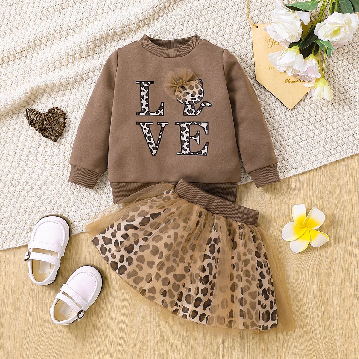 

2pcs Baby Girl Long-sleeve Letter Graphic Sweatshirt and Leopard Print Mesh Skirt Set