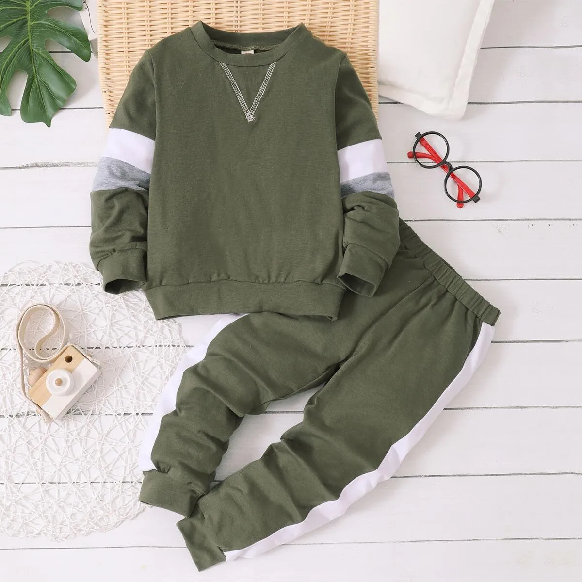 2pcs Toddler Boy Casual Colorblock Army Green Sweatshirt and Pants Set  big image 1