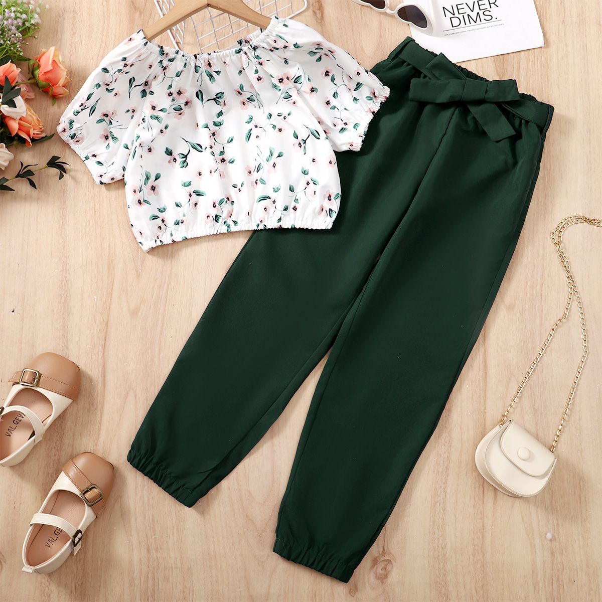 

2pcs Kid Girl Floral Print Short-sleeve Blouse and Belted Green Pants Set