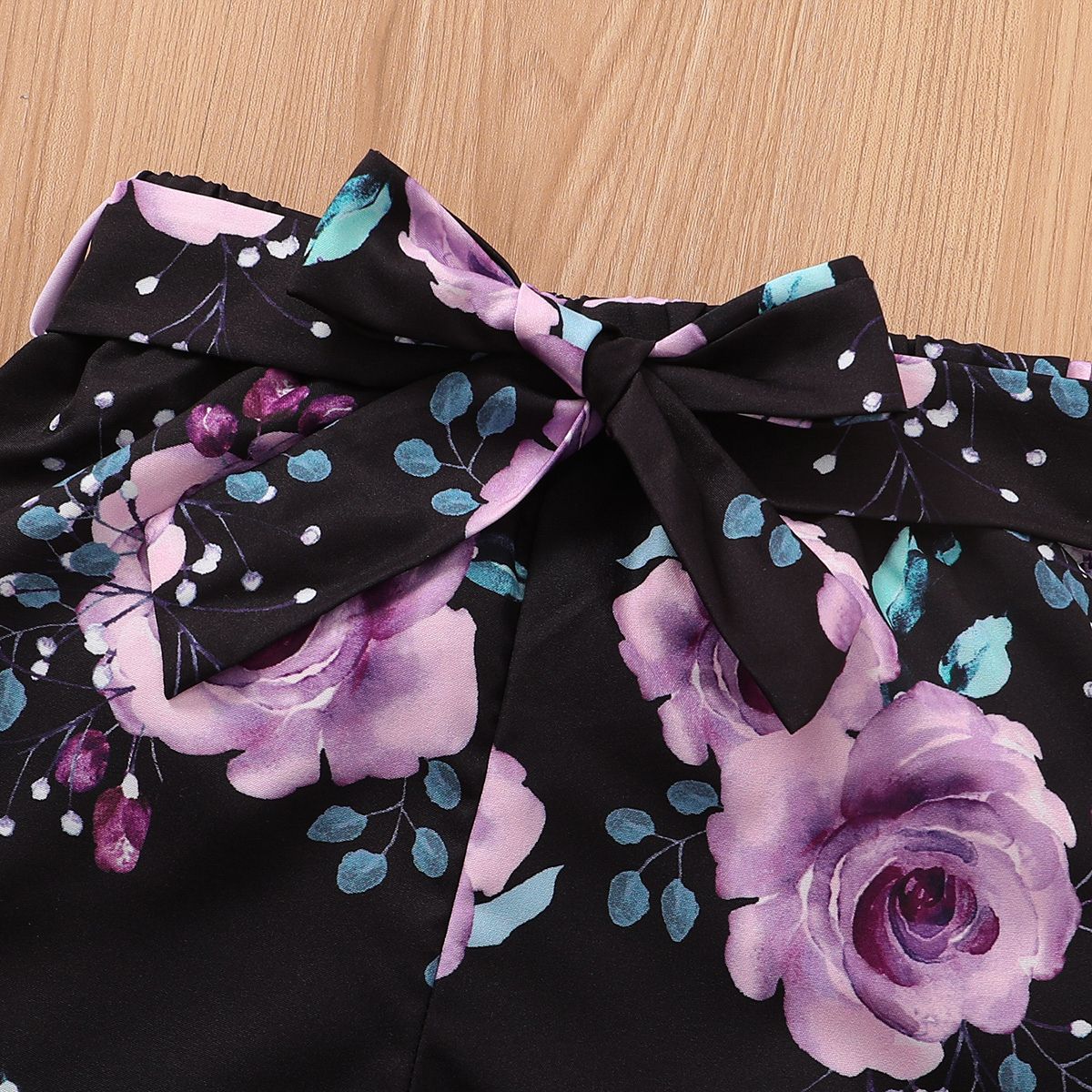 

Kid Girl 2pcs Off Shoulder Cami Top and Floral Print Shorts Set/ Sandals
