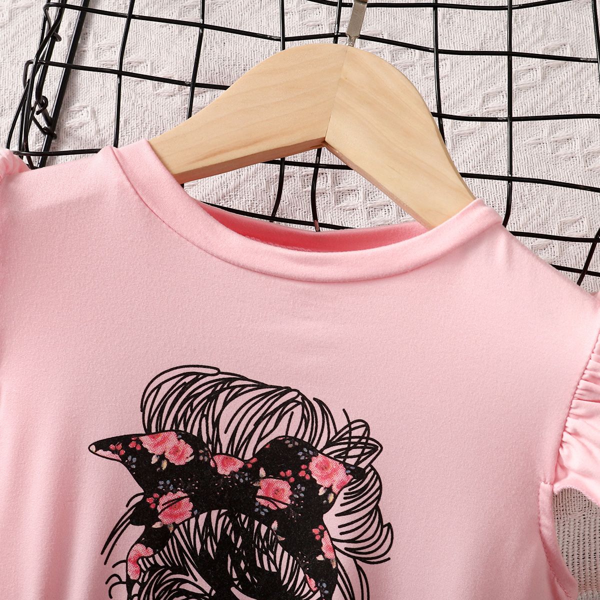 

2pcs Kid Girl Figure Print Flutter-sleeve Tee and Floral Print Belted Shorts Set
