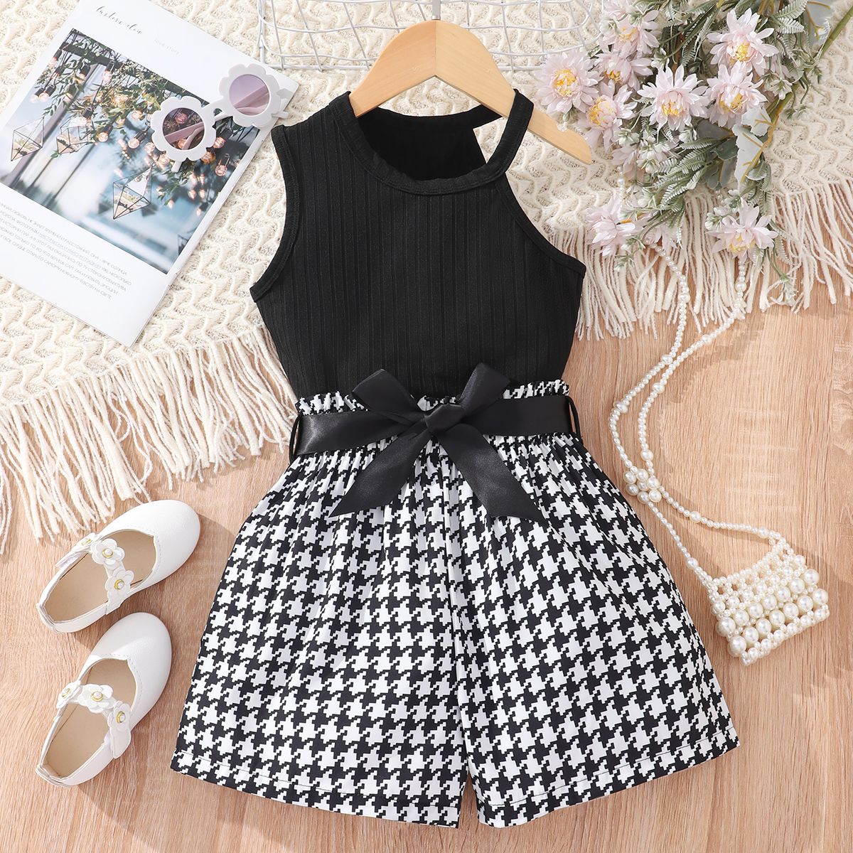 

2pcs Kid Girl Ribbed Camisole and Houndstooth Belted Shorts Set